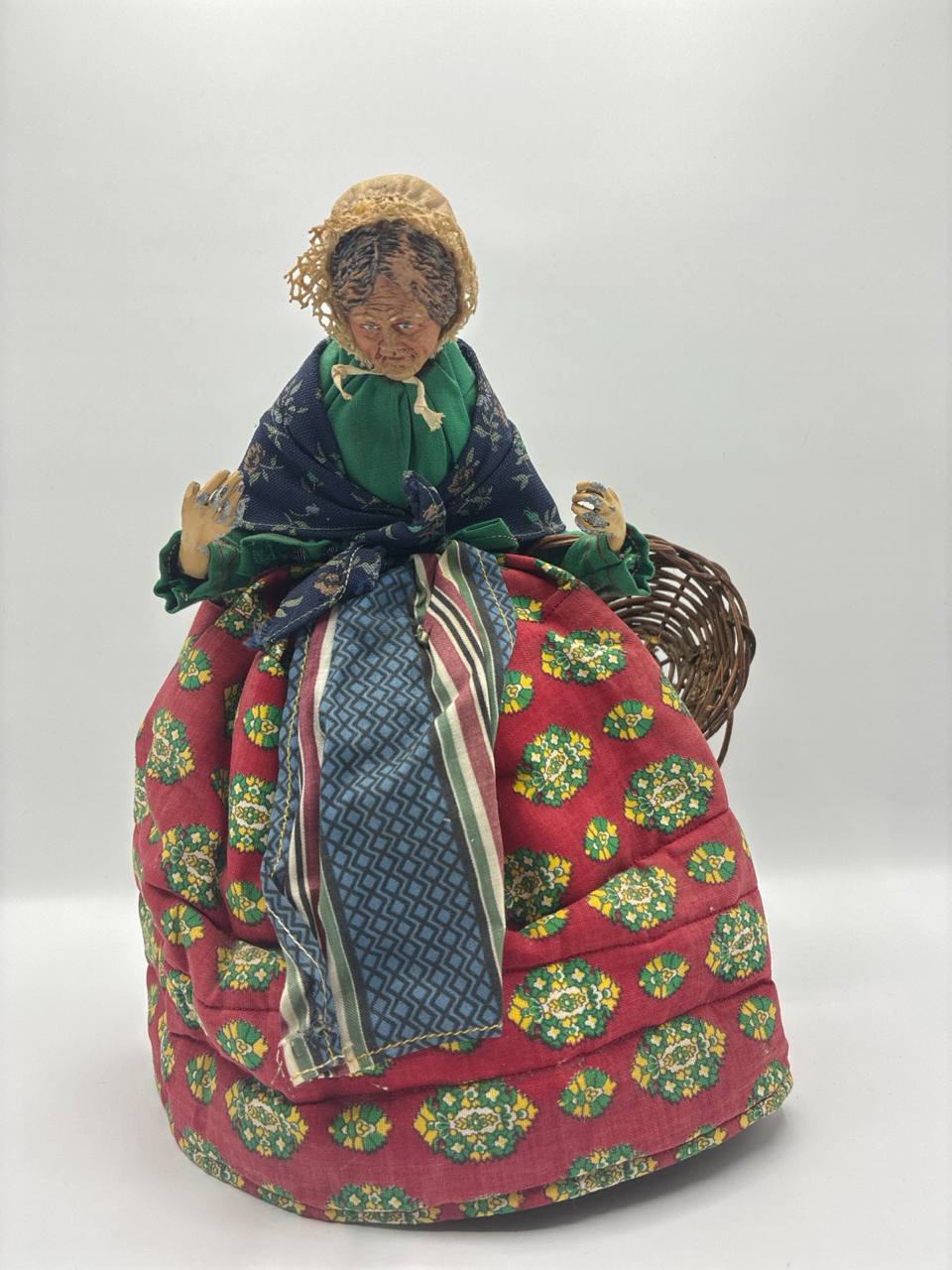 Santon habillé – Vieille femme courbée au panier – Grand format – Provence