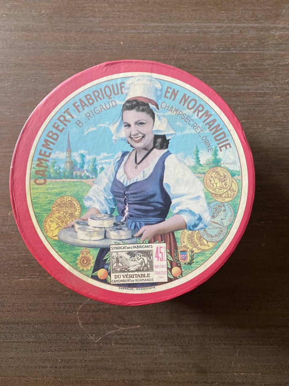 Boîte ronde en carton – Décor camembert normand B. Rigaud – Geneviève Lethu – Style rétro