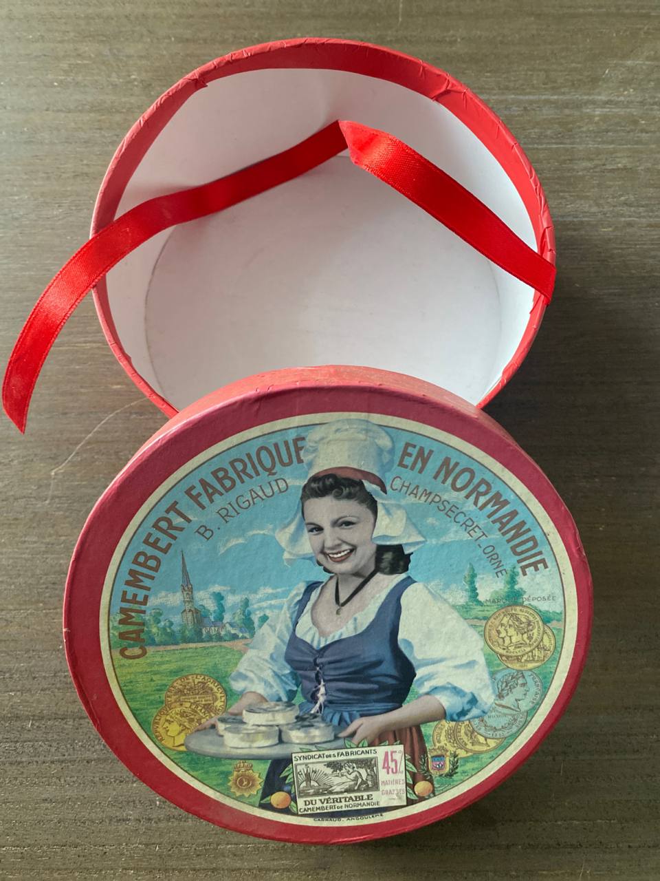 Boîte ronde en carton – Décor camembert normand B. Rigaud – Geneviève Lethu – Style rétro
