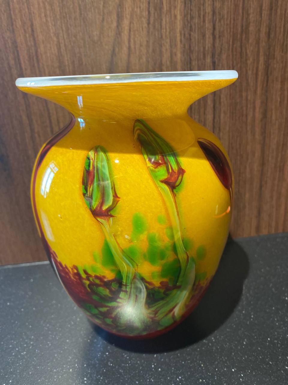 Vase en verre soufflé marbré – Inclusions multicolores jaune, rouge et vert – Verre doublé