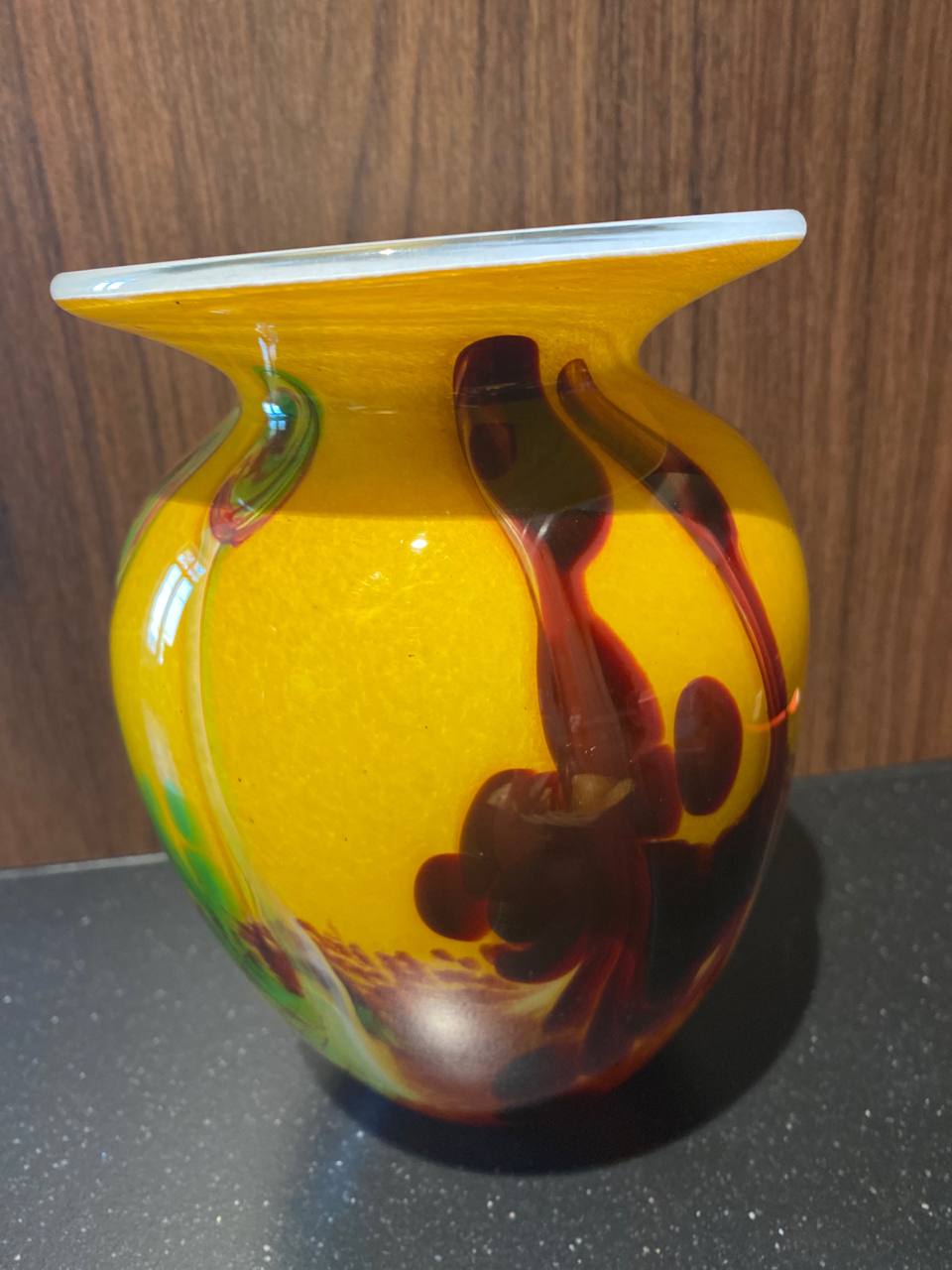 Vase en verre soufflé marbré – Inclusions multicolores jaune, rouge et vert – Verre doublé
