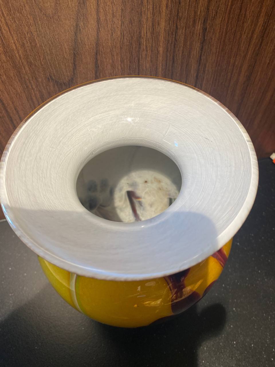 Vase en verre soufflé marbré – Inclusions multicolores jaune, rouge et vert – Verre doublé