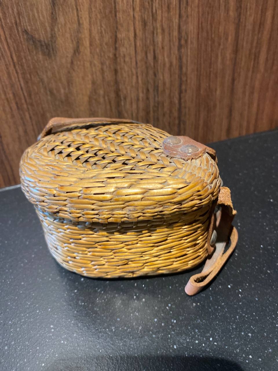 Tasse en verre soufflé amberina – Boite en osier à fermoir cuir – Ensemble cabinet de curiosités