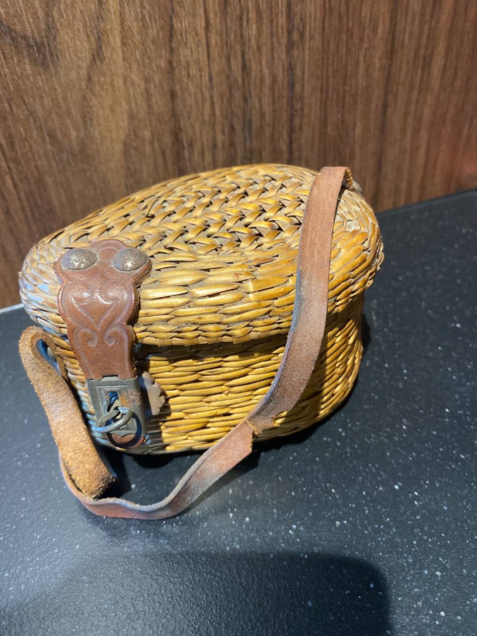 Tasse en verre soufflé amberina – Boite en osier à fermoir cuir – Ensemble cabinet de curiosités