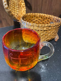 Tasse en verre soufflé amberina – Boite en osier à fermoir cuir – Ensemble cabinet de curiosités