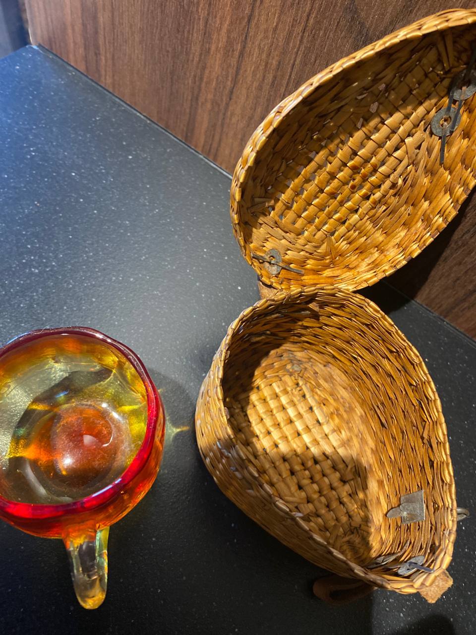 Tasse en verre soufflé amberina – Boite en osier à fermoir cuir – Ensemble cabinet de curiosités