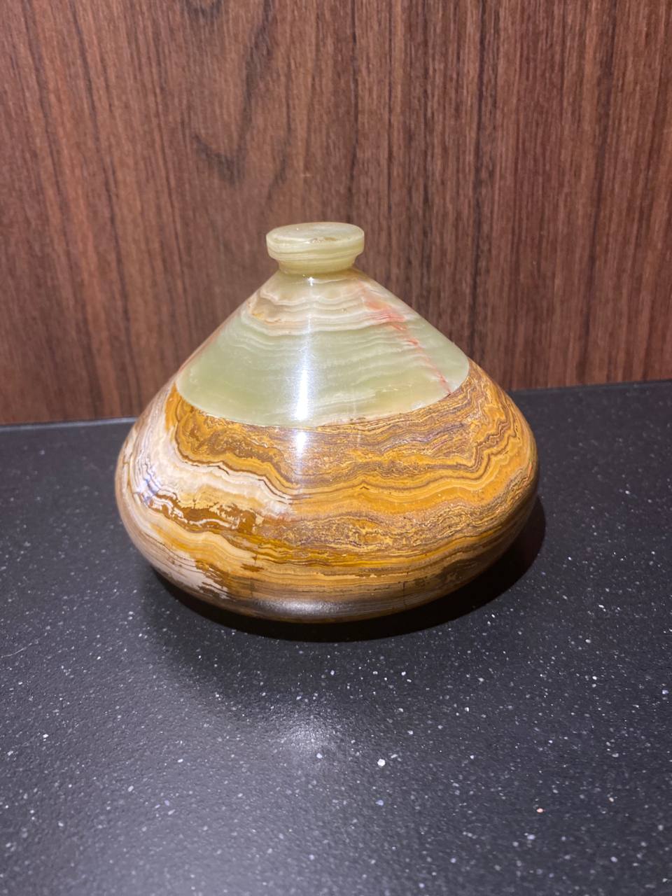 Bonbonnière en onyx – Corps miel veiné – Couvercle onyx vert jade – Pièce tournée à la main