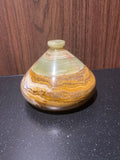 Bonbonnière en onyx – Corps miel veiné – Couvercle onyx vert jade – Pièce tournée à la main