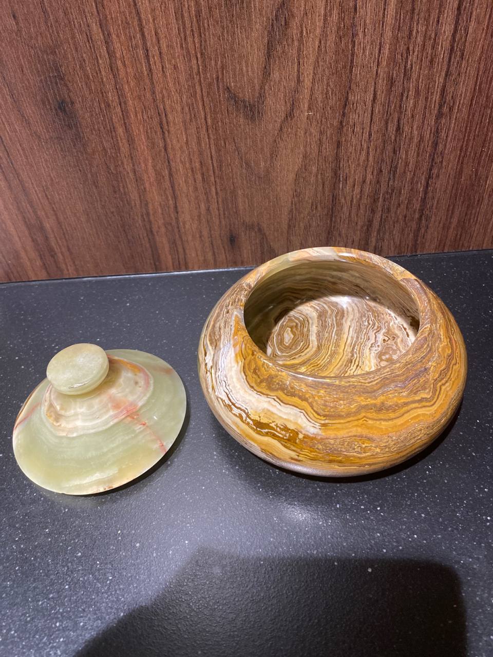 Bonbonnière en onyx – Corps miel veiné – Couvercle onyx vert jade – Pièce tournée à la main