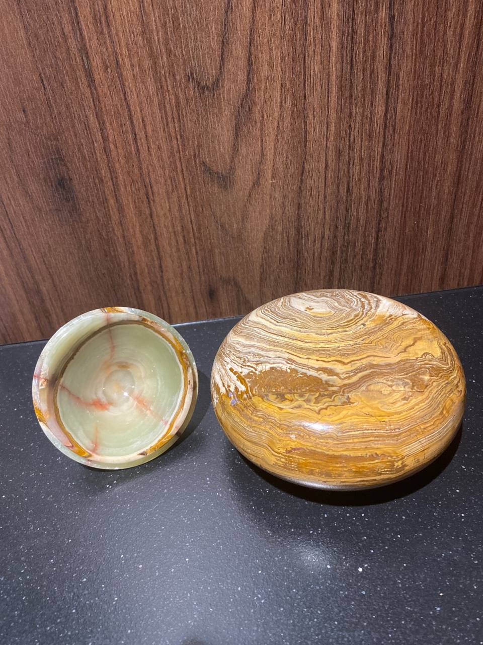 Bonbonnière en onyx – Corps miel veiné – Couvercle onyx vert jade – Pièce tournée à la main