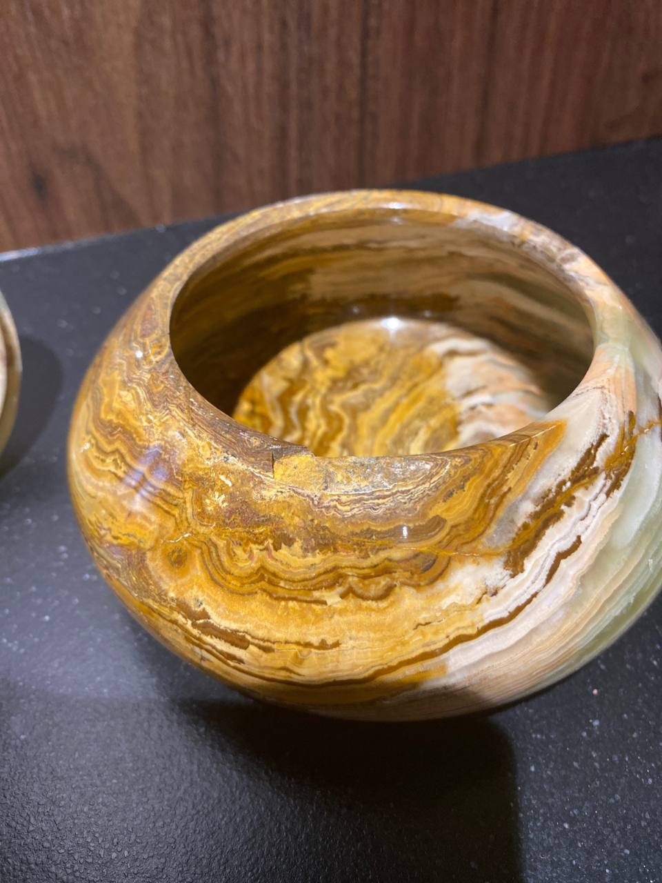 Bonbonnière en onyx – Corps miel veiné – Couvercle onyx vert jade – Pièce tournée à la main