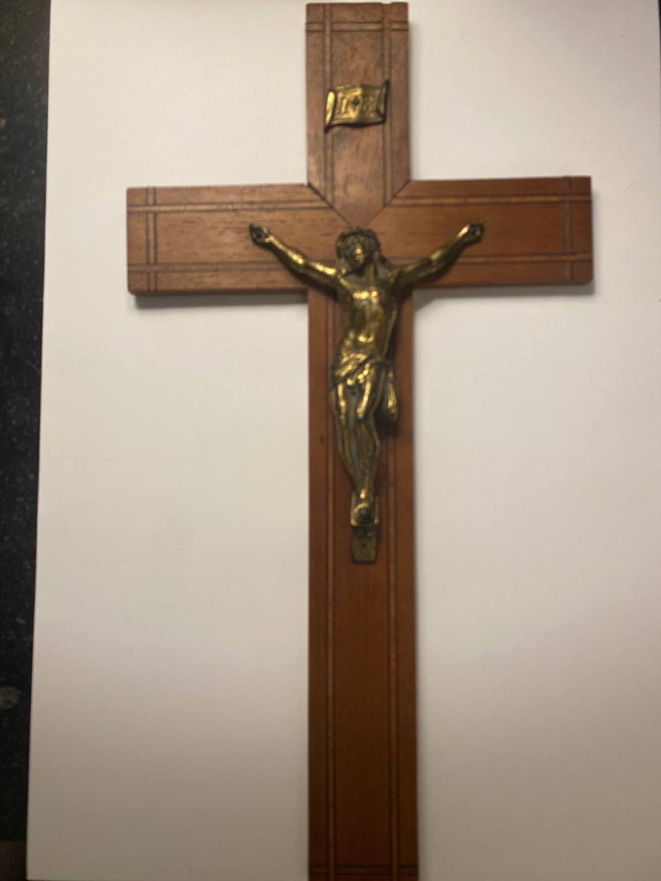 Crucifix mural en chêne – Christ en laiton doré – Cartouche INRI – France années 1920-1950
