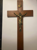 Crucifix mural en chêne – Christ en laiton doré – Cartouche INRI – France années 1920-1950