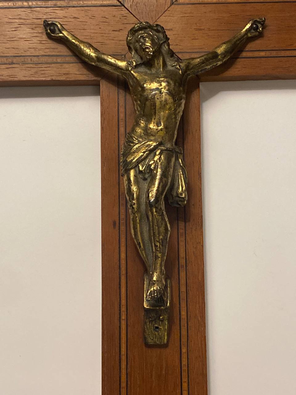 Crucifix mural en chêne – Christ en laiton doré – Cartouche INRI – France années 1920-1950