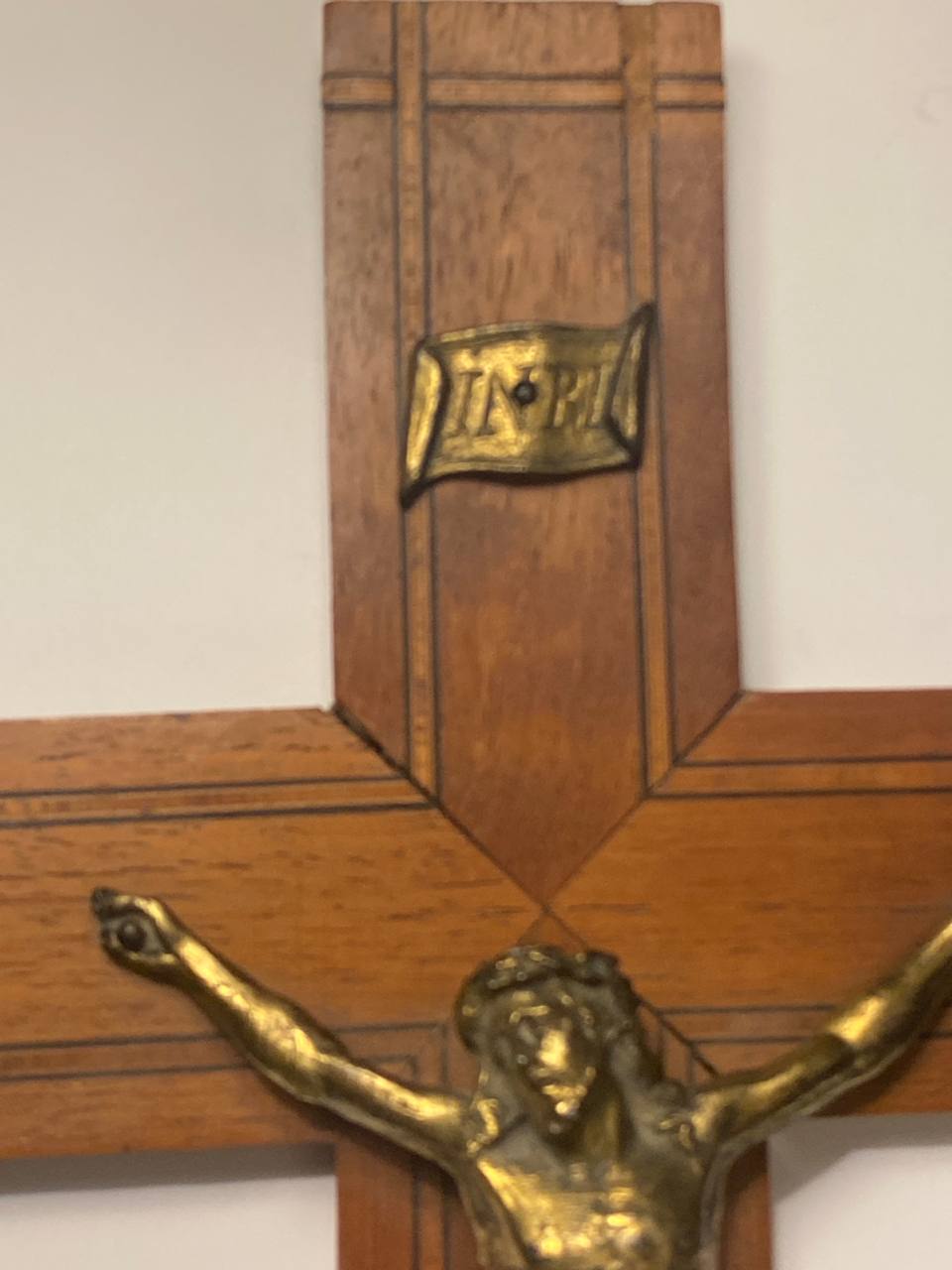 Crucifix mural en chêne – Christ en laiton doré – Cartouche INRI – France années 1920-1950