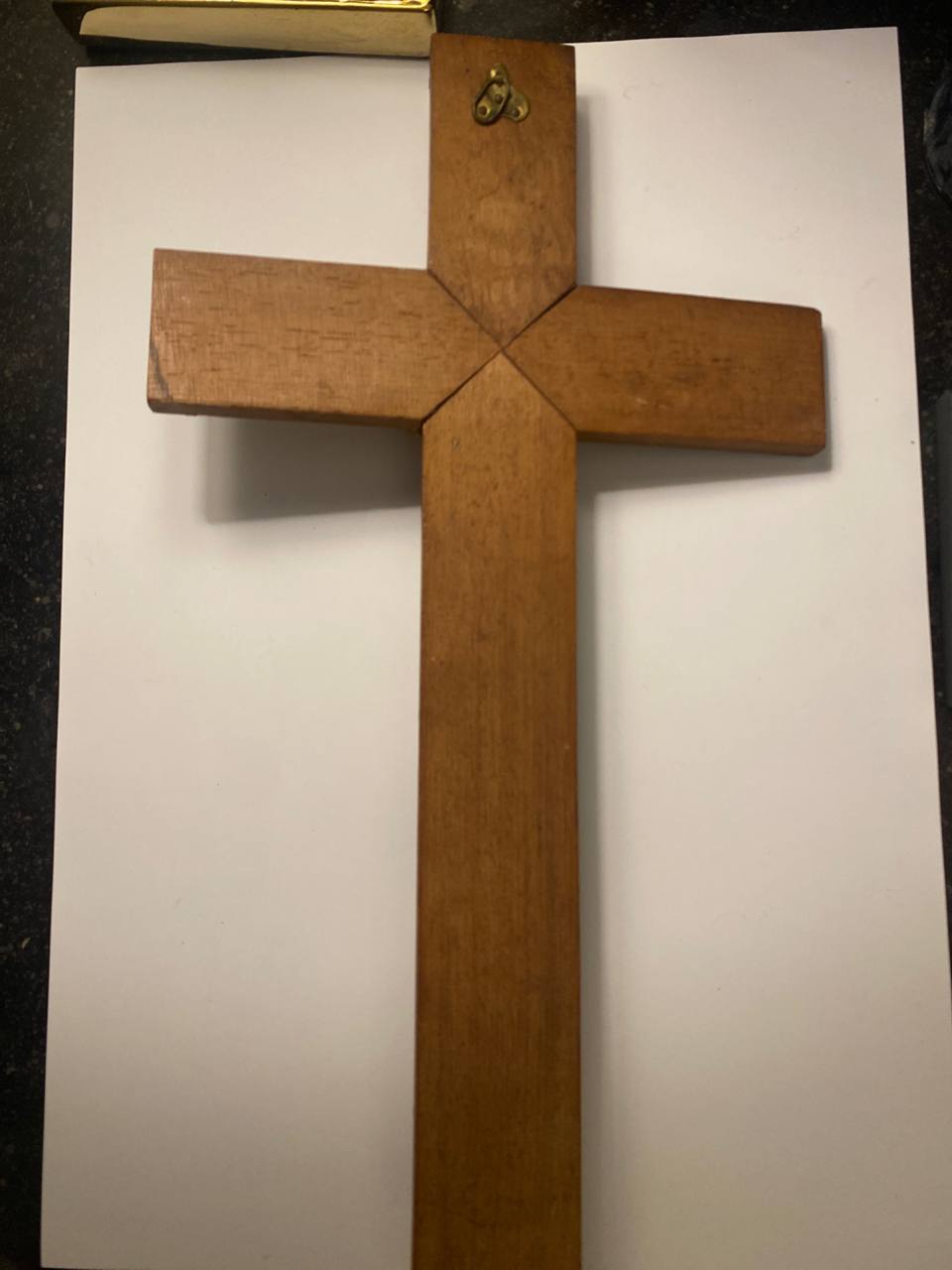 Crucifix mural en chêne – Christ en laiton doré – Cartouche INRI – France années 1920-1950
