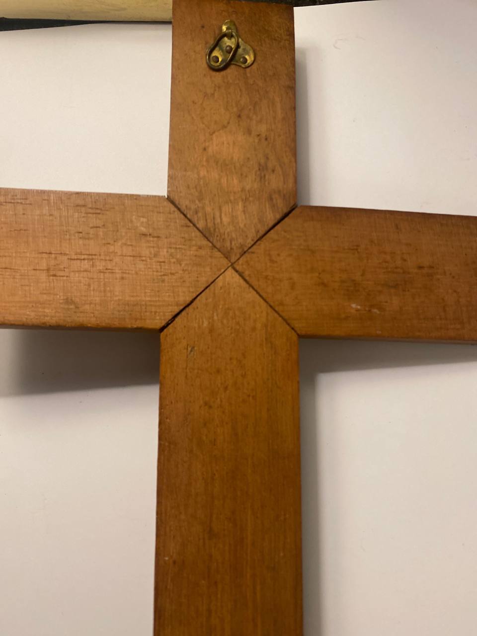 Crucifix mural en chêne – Christ en laiton doré – Cartouche INRI – France années 1920-1950