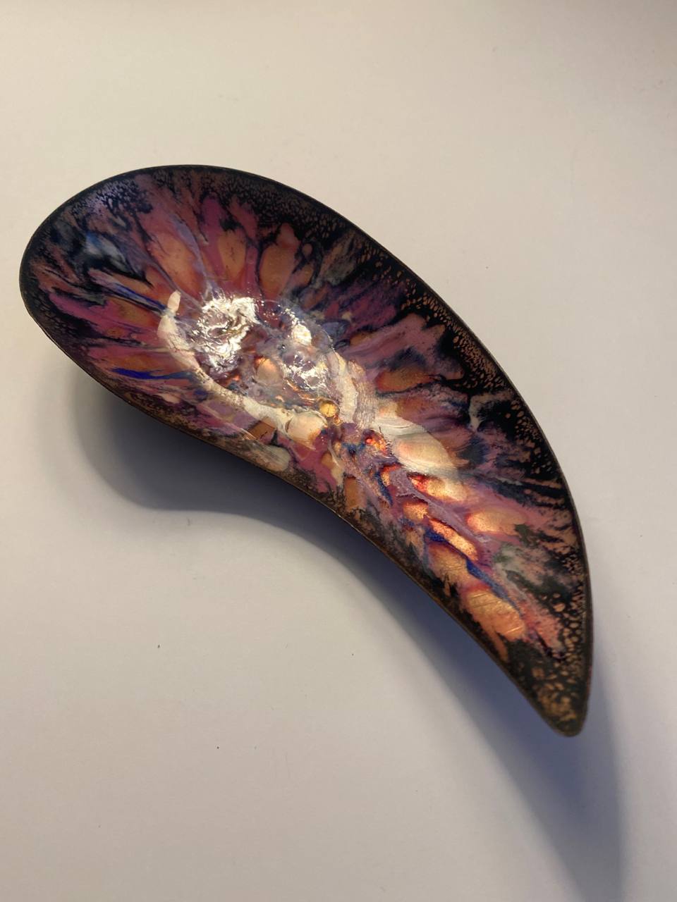 Vide-poche en émail sur cuivre – Signé J. Bétourné Limoges – Forme nautile – Émail flammé violet orange
