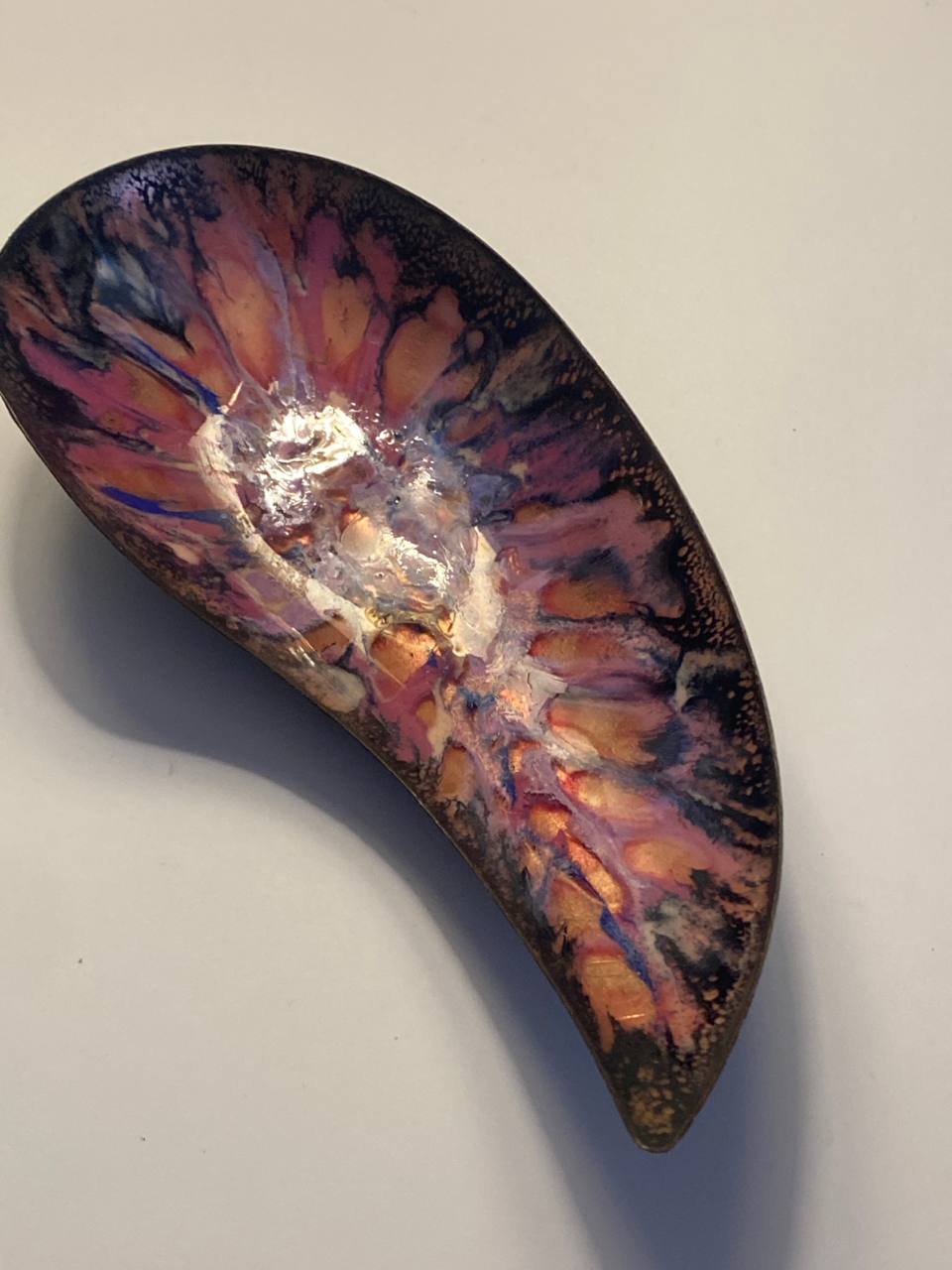 Vide-poche en émail sur cuivre – Signé J. Bétourné Limoges – Forme nautile – Émail flammé violet orange