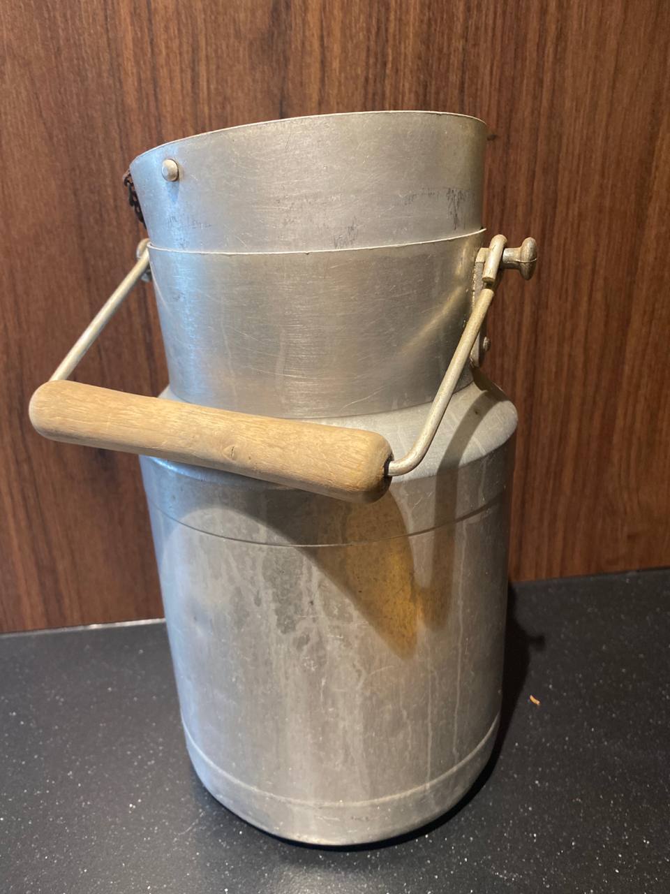 Pot à lait en aluminium 3 litres – Couvercle articulé – Chaînette et anse bois – France années 1940-60
