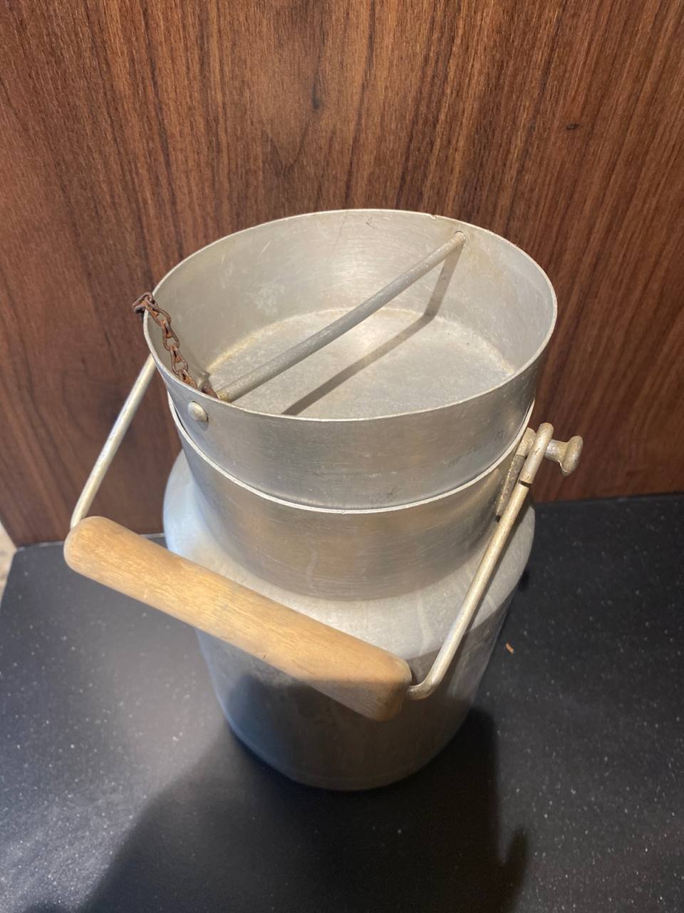 Pot à lait en aluminium 3 litres – Couvercle articulé – Chaînette et anse bois – France années 1940-60