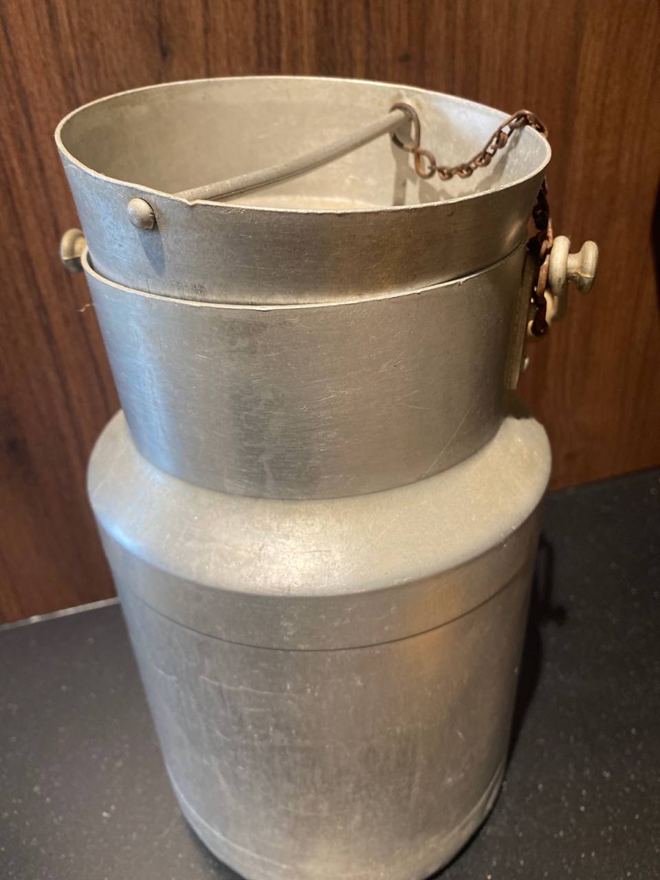 Pot à lait en aluminium 3 litres – Couvercle articulé – Chaînette et anse bois – France années 1940-60