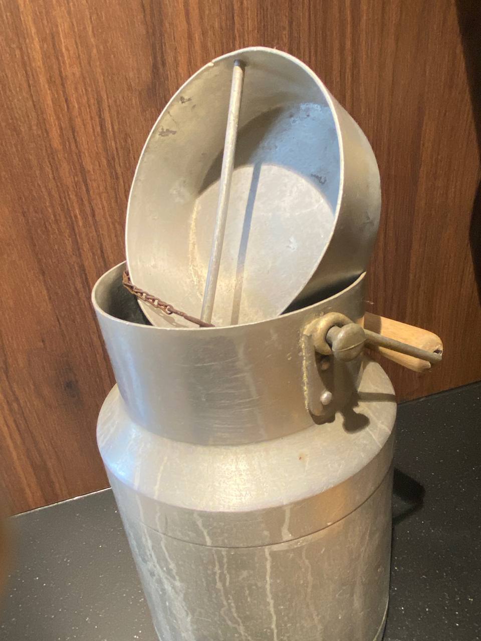 Pot à lait en aluminium 3 litres – Couvercle articulé – Chaînette et anse bois – France années 1940-60