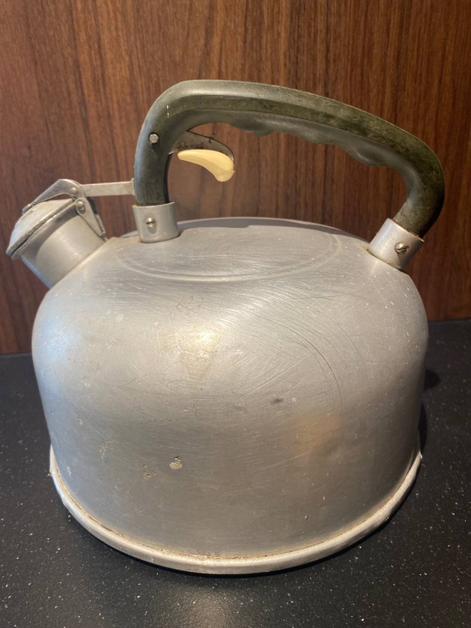 Bouilloire sifflante en aluminium – SEB – 3 litres – Sifflet bakélite – France années 1950-60
