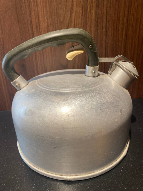Bouilloire sifflante en aluminium – SEB – 3 litres – Sifflet bakélite – France années 1950-60