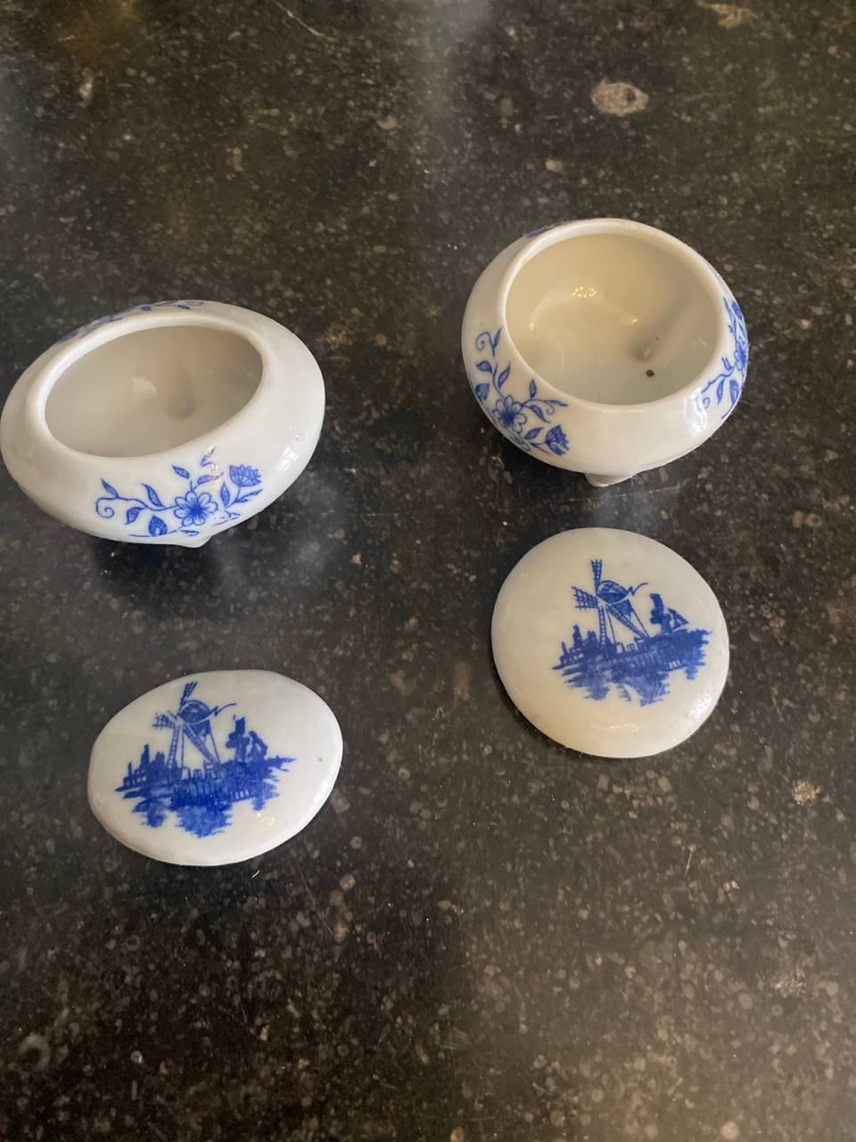 Paire de miniatures en porcelaine – Style Delft – Boîtes à couvercle – Moulins et fleurs bleu cobalt