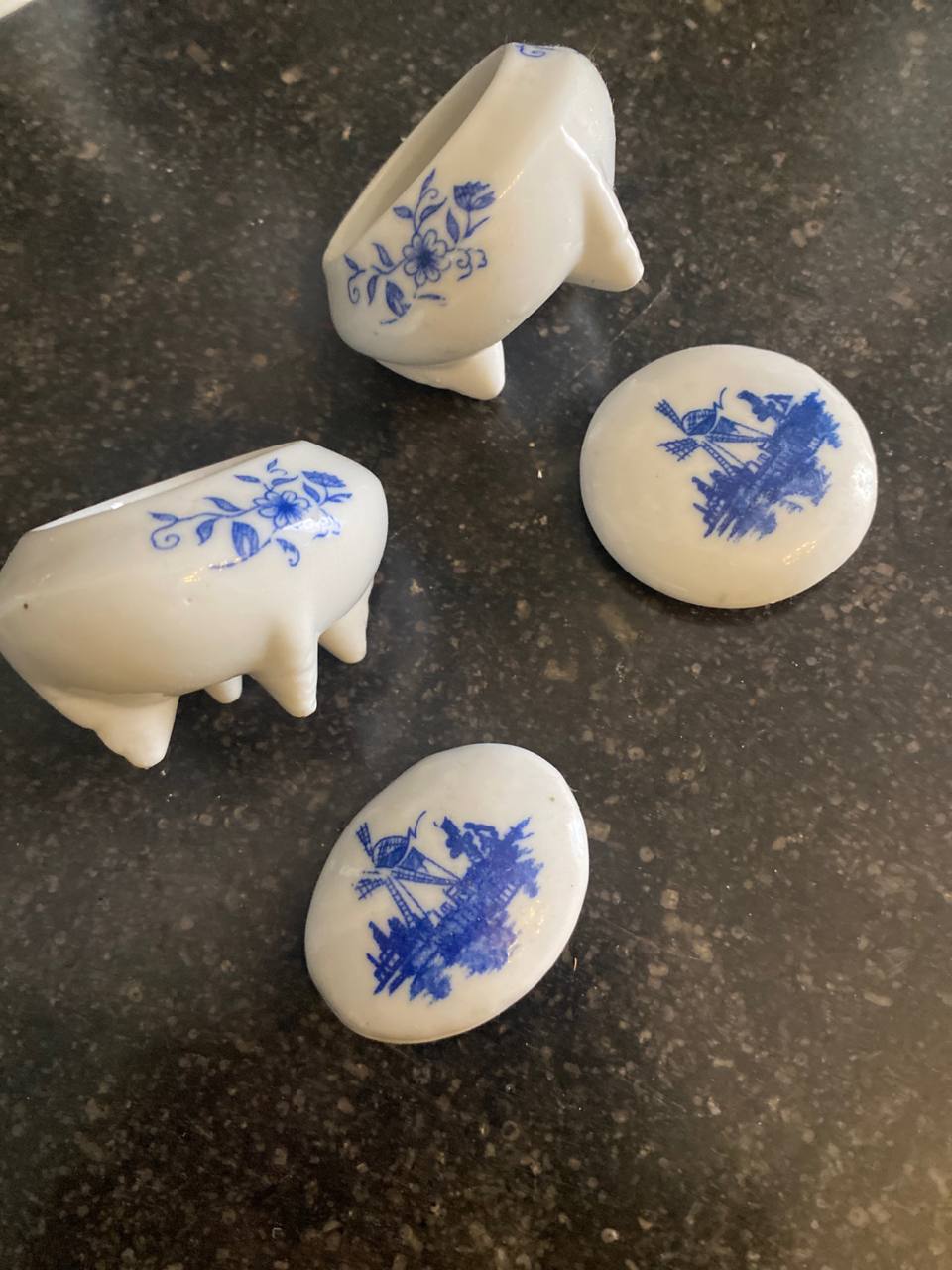 Paire de miniatures en porcelaine – Style Delft – Boîtes à couvercle – Moulins et fleurs bleu cobalt