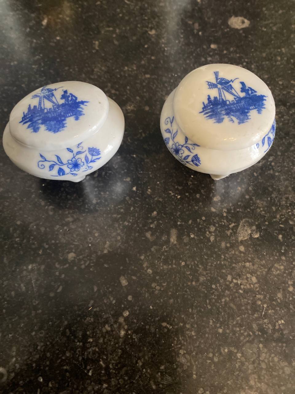 Paire de miniatures en porcelaine – Style Delft – Boîtes à couvercle – Moulins et fleurs bleu cobalt