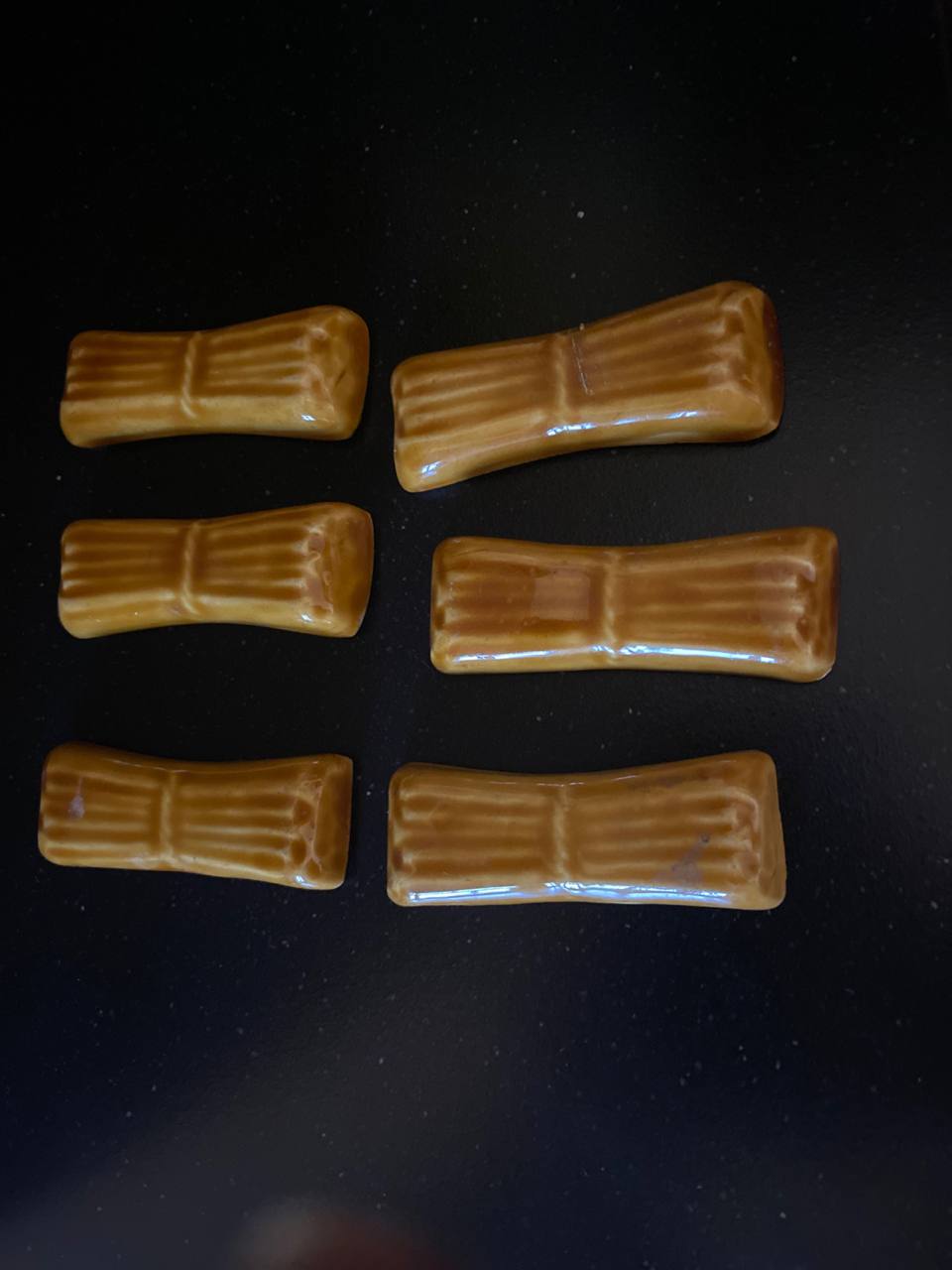 6 repose-couteaux céramique émaillée caramel – Années 1950