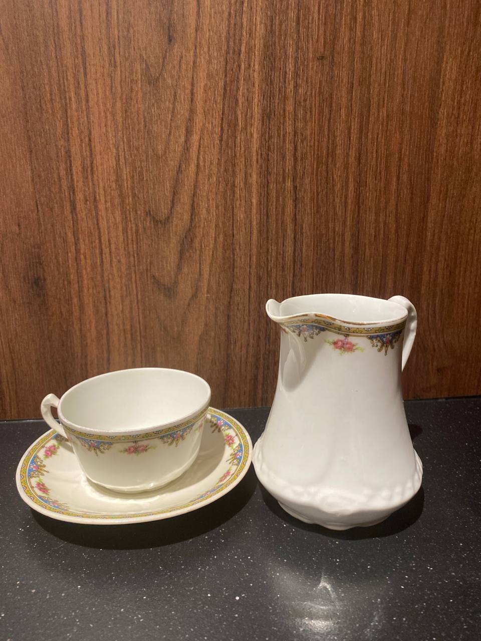 Tasse soucoupe et pot à lait porcelaine ancienne – Frise fleurie Belle Époque