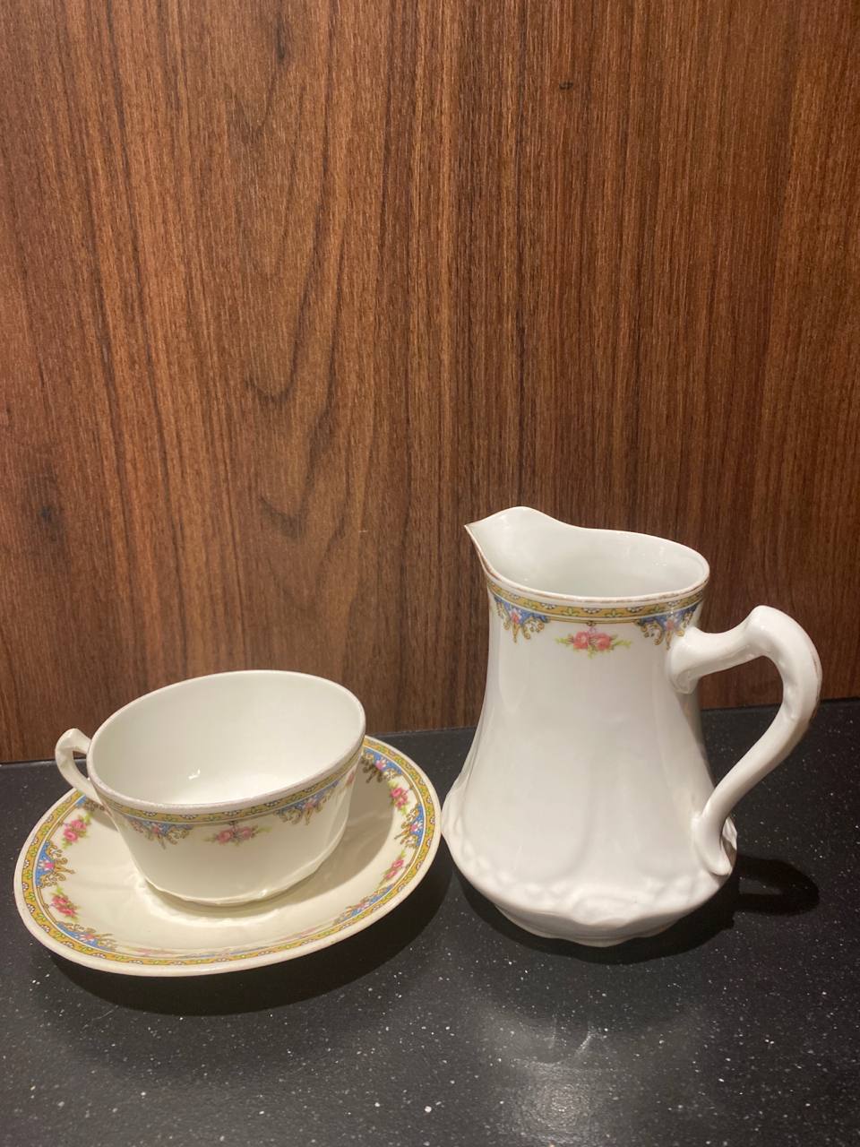 Tasse soucoupe et pot à lait porcelaine ancienne – Frise fleurie Belle Époque