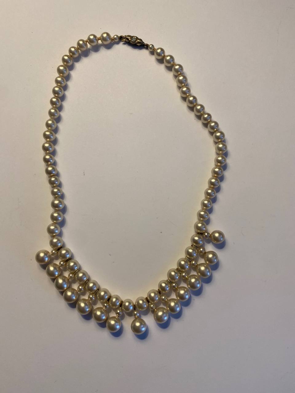 Collier plastron en perles nacrées – Rang simple et plastron structuré – Fermoir métal argenté serti strass – Années 1950-1960