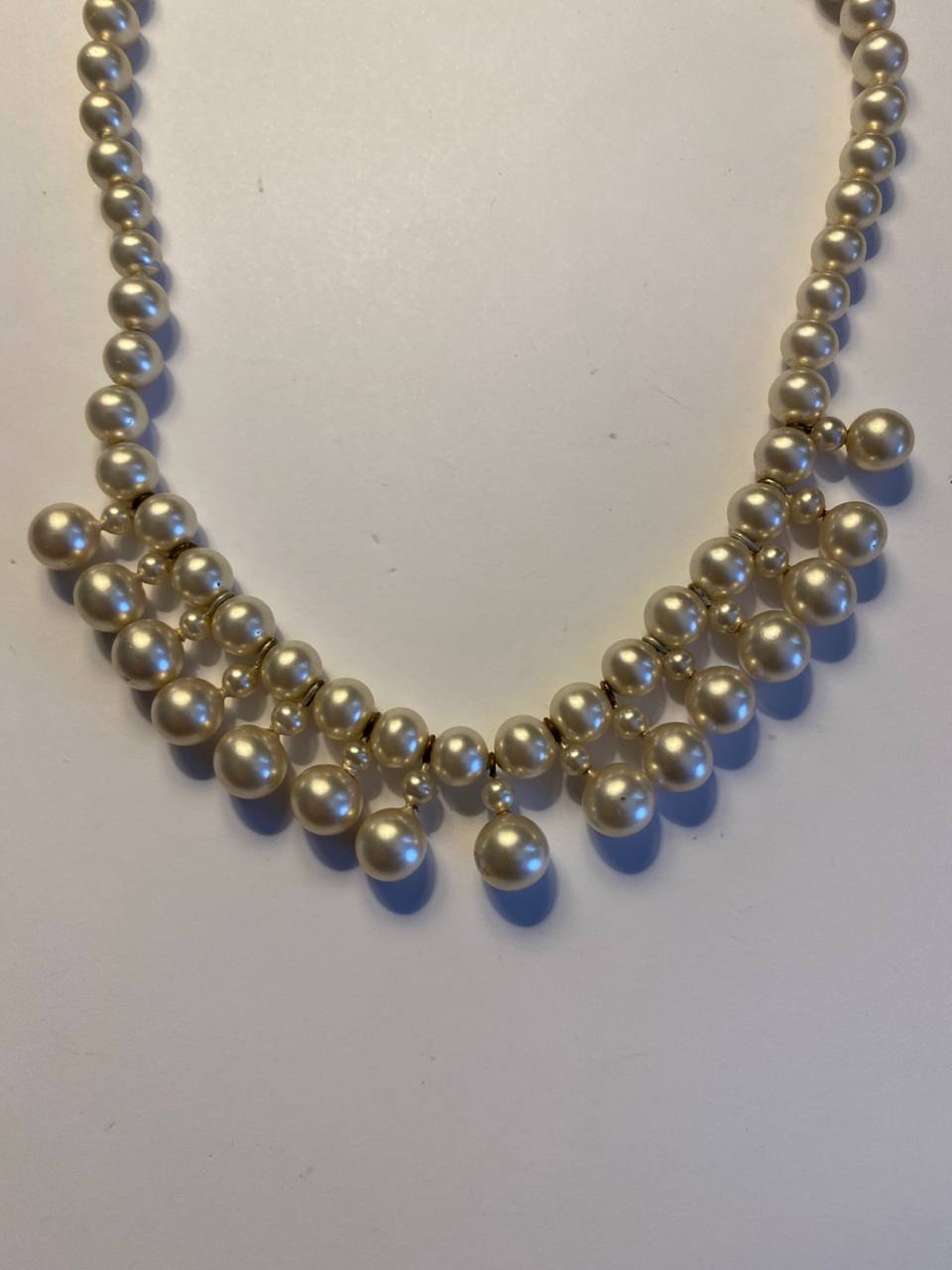 Collier plastron en perles nacrées – Rang simple et plastron structuré – Fermoir métal argenté serti strass – Années 1950-1960