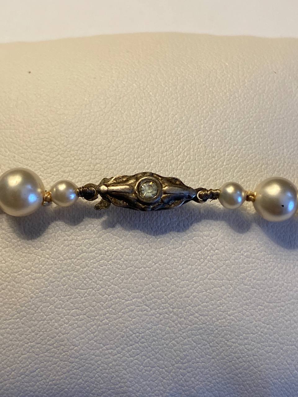 Collier plastron en perles nacrées – Rang simple et plastron structuré – Fermoir métal argenté serti strass – Années 1950-1960