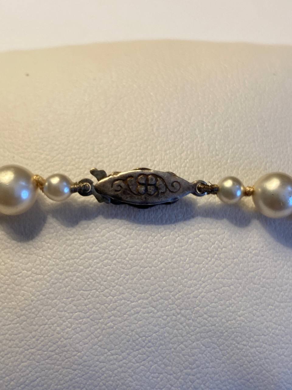 Collier plastron en perles nacrées – Rang simple et plastron structuré – Fermoir métal argenté serti strass – Années 1950-1960