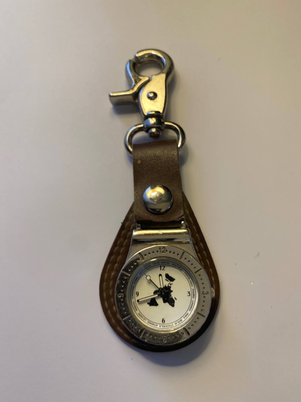 Montre porte-clés World Time – Vadis Éditions – Cadran mappemonde villes du monde – Étui cuir véritable marron