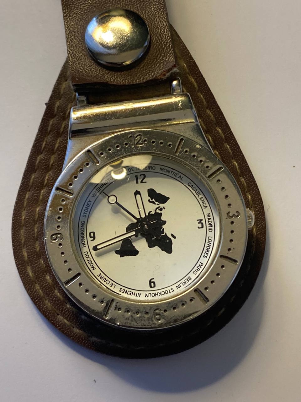 Montre porte-clés World Time – Vadis Éditions – Cadran mappemonde villes du monde – Étui cuir véritable marron