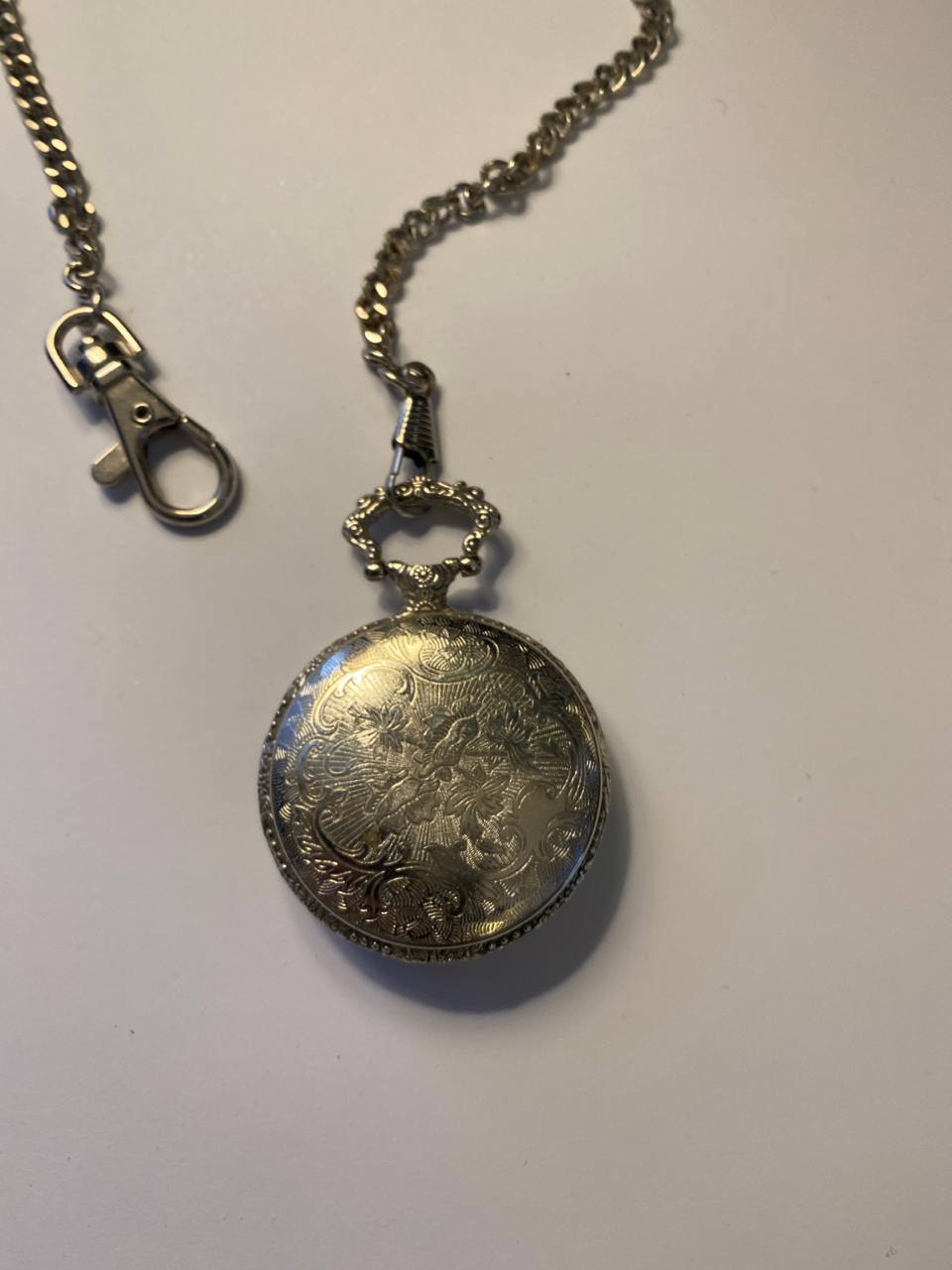 Montre à gousset publicitaire Le Chasseur Français – Scène de chasse en relief – Quartz – Chaîne et mousqueton