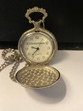Montre à gousset publicitaire Le Chasseur Français – Scène de chasse en relief – Quartz – Chaîne et mousqueton