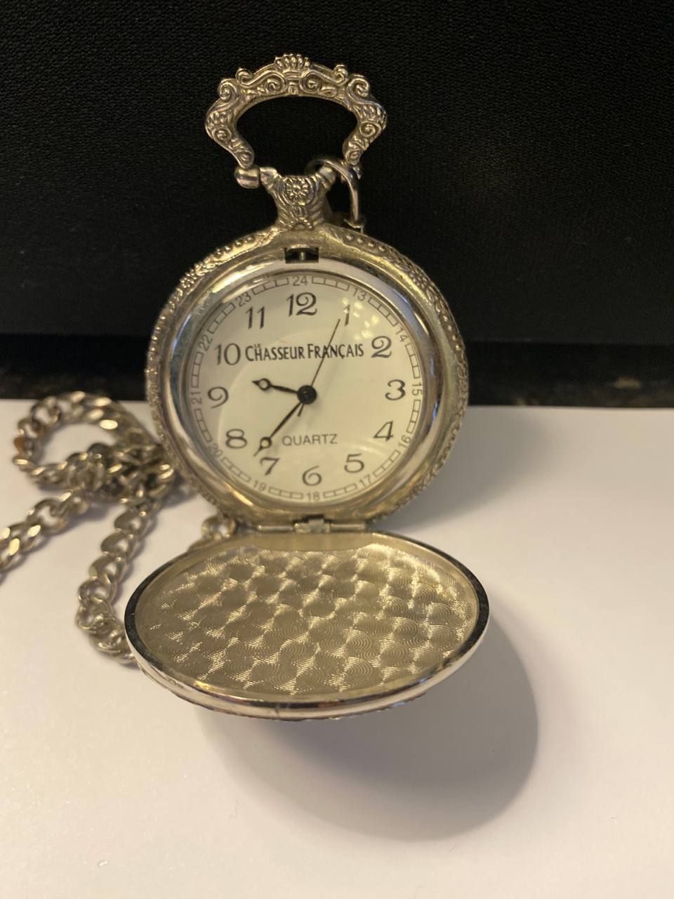 Montre à gousset publicitaire Le Chasseur Français – Scène de chasse en relief – Quartz – Chaîne et mousqueton