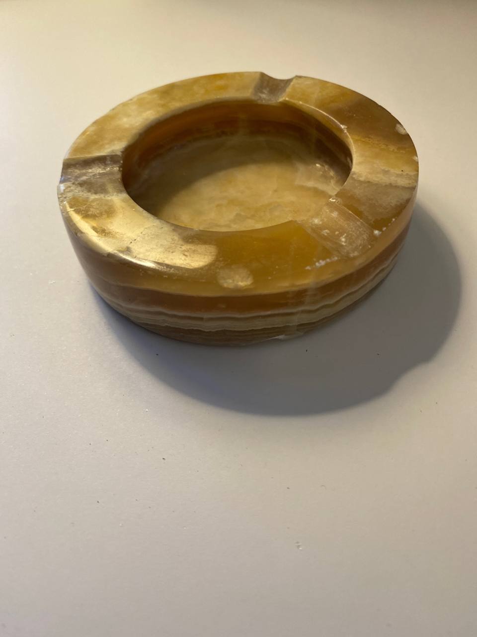 Cendrier en onyx miel – Pierre naturelle taillée et polie – Artisanat vintage