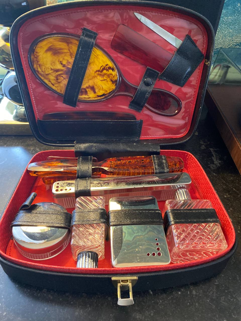 Nécessaire de toilette de voyage complet – Coffret simili cuir noir – Bakélite miel – Années 1950-1960