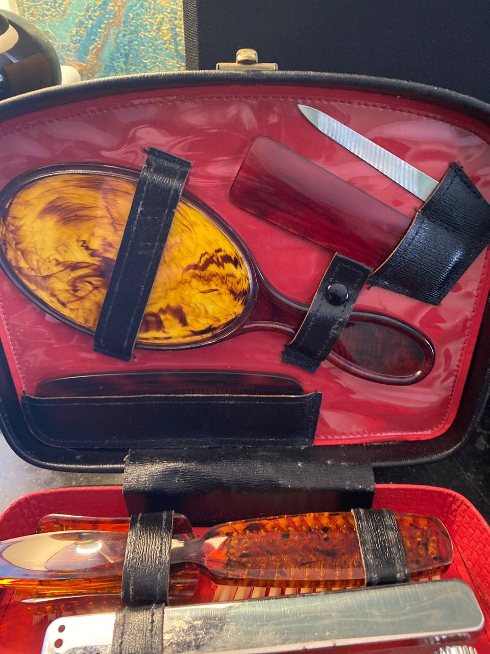 Nécessaire de toilette de voyage complet – Coffret simili cuir noir – Bakélite miel – Années 1950-1960