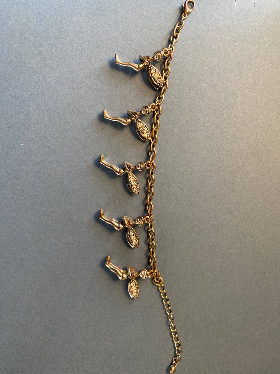 Bracelet fantaisie doré aux cinq fées ailées – Pendants strass – Univers féerique