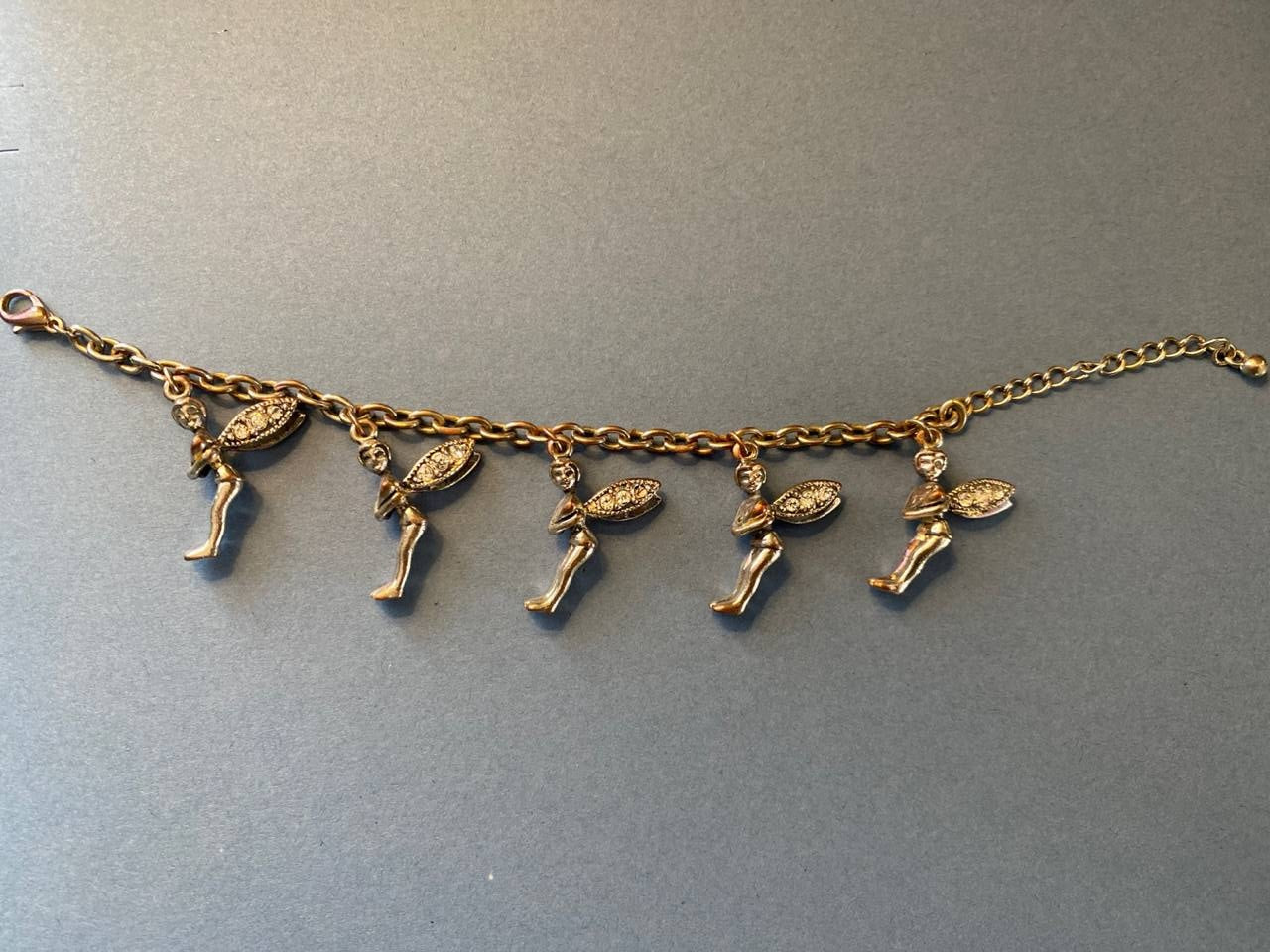 Bracelet fantaisie doré aux cinq fées ailées – Pendants strass – Univers féerique