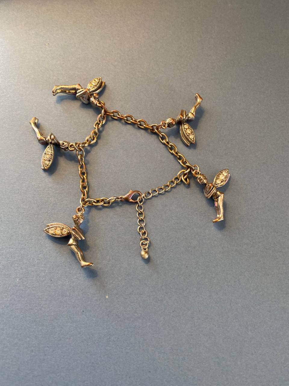 Bracelet fantaisie doré aux cinq fées ailées – Pendants strass – Univers féerique